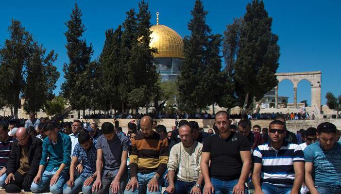 شرطة الاحتلال تسمح للفلسطينيين فوق الأربعين بدخول الأقصى