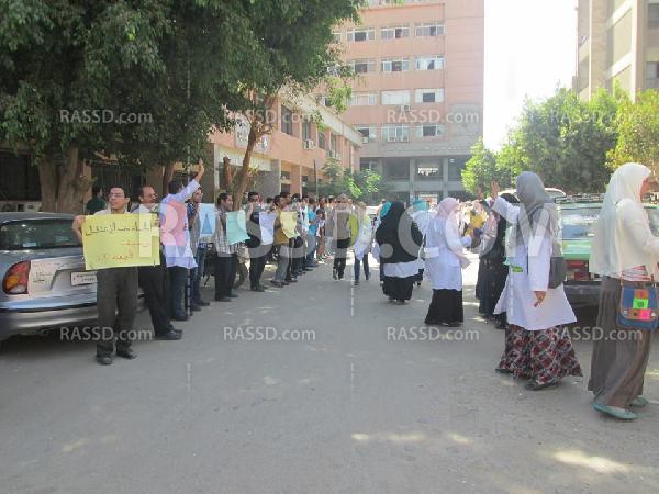 وقفة لطلاب وأساتذه طب ببني سويف للتنديد باعتقال الأطباء