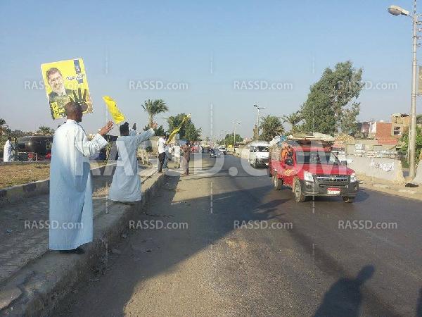صور | سلسلة بشرية في الفيوم تنديدًا بالأوضاع الاقتصادية