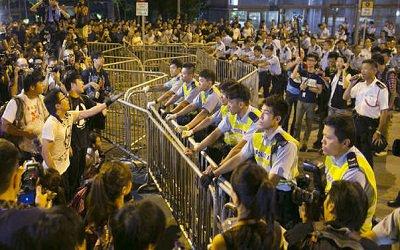 رئيس حكومة هونغ هونغ يرفض الاستقالة ويقبل بالتفاوض