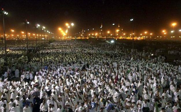 الحجاج يستقرون في مزدلفة للمبيت