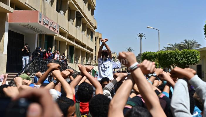 الاصطفاف في الخلف