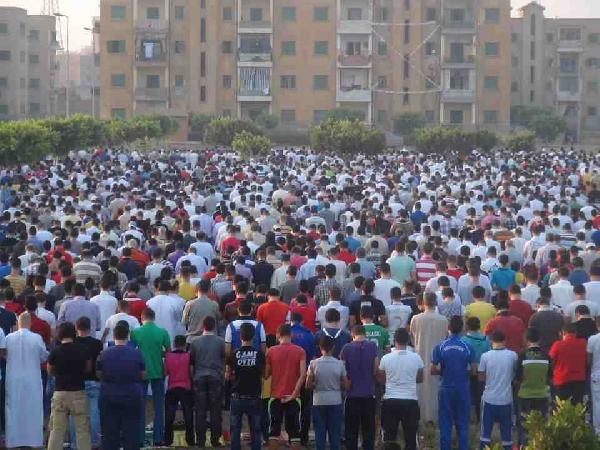 المصريون يؤدون صلاة العيد وأمن الانقلاب يعزز تواجده في الساحات