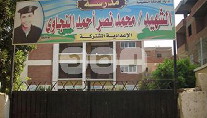 بالفيديو.. “بحيرة” من مياه الصرف الصحي تملأ مدرسة المنايل بالقليوبية