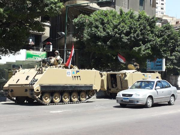 ضباط الجيش يعاكسون بنات بورسعيد