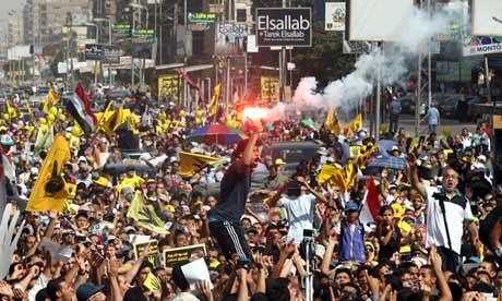 الجارديان: الجيش يطلق النار على المتظاهرين