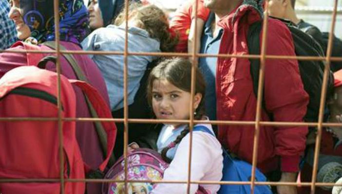 بالصور.. مئات اللاجئين يعيشون معاناة البرد بالجزر اليونانية