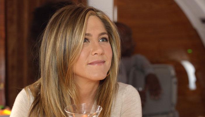 بالفيديو.. جينيفر أنستون تظهر بإعلان لطيران الإمارات