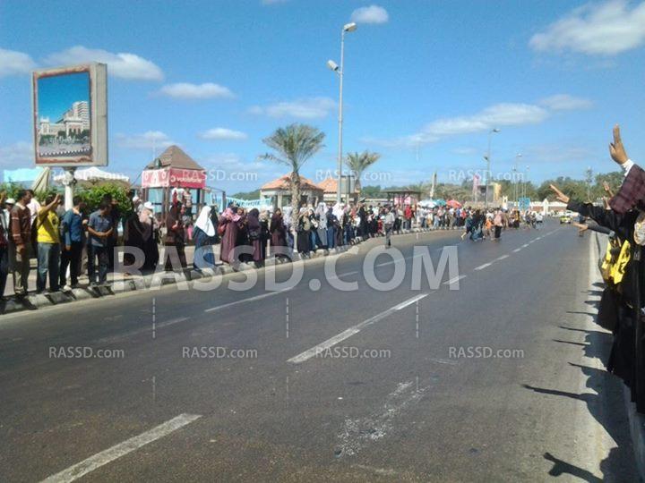سلسلة بشرية بالمندرة ضد الانقلاب
