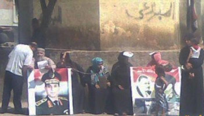 بائع يقيد نفسه وأسرته بالجنازير لمنع نقله من ميدان المحطة بالمحلة