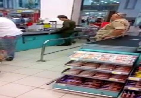 فيديو | مجند يعمل بالسخرة لدى أحد قيادات الجيش