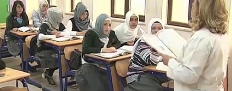 فيديو| الحكومة التركية تسمح بارتداء الحجاب بالمدارس