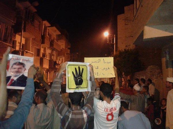 رافضو الانقلاب بقنا يطالبون بعودة “مرسي”