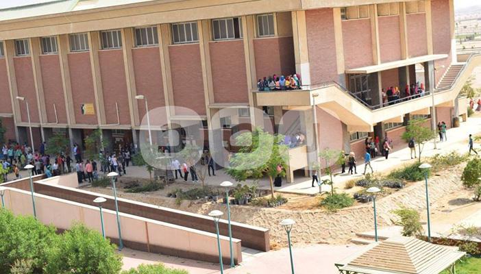 طلاب جامعة سوهاج يعانون من تلوث المياه وأزمة المواصلات