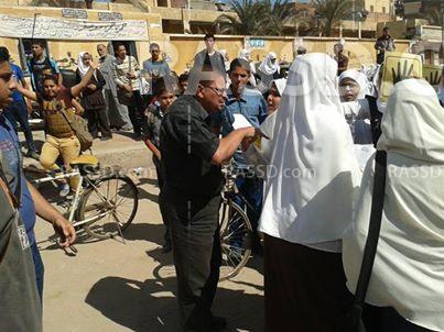 مدرس بالأزهر يهدد الطالبات بالفصل بسبب وقفتهم الاحتجاجية