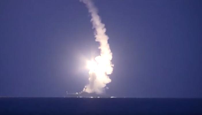 بالفيديو.. صواريخ روسية تستهدف مواقع سورية أُطلقت من بحر قزوين