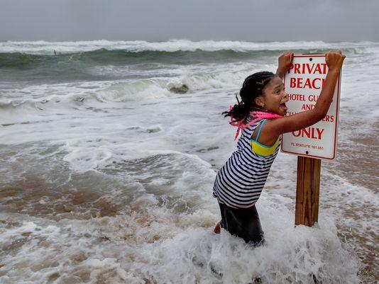 “ماثيو” يفتك بالولايات المتحدة..  842 قتيل وإجلاء 2 مليون مواطن
