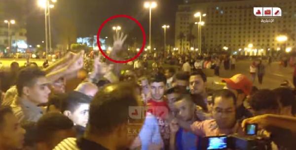 فيديو | شاب يشير بـ “رابعة” أمام التلفزيون المصري بالتحرير