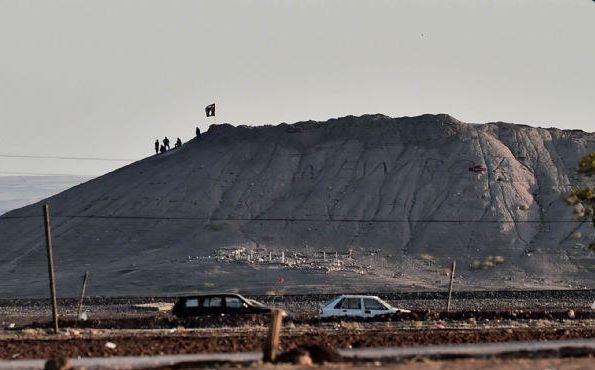فيديو | “داعش” ترفع علمها بالقرب من الحدود التركية