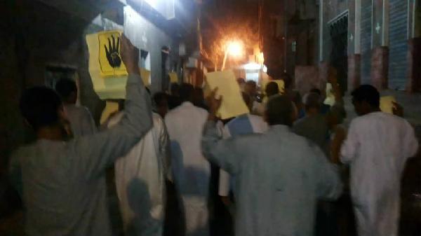 مسيرة تطالب بعودة مرسي في أسوان