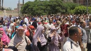 معلمو مدرسة بالمنصورة يتظاهرون ضد تعنت المديرة