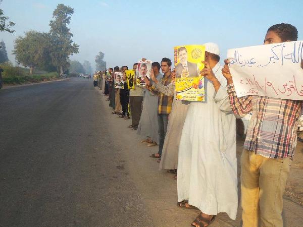 سلاسل بشرية في فاقوس تندد بانتهاكات العسكر