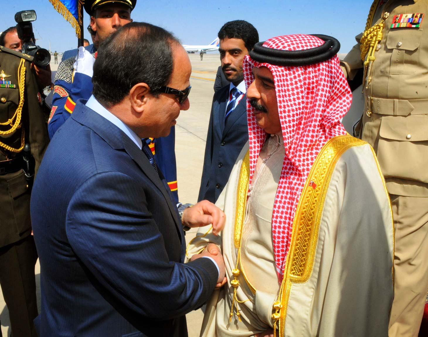 السيسي يصدر قرارًا بالموافقة على تملك ملك البحرين أراضٍ مصرية