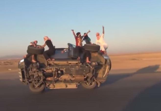 فيديو| شباب يغيرون عجلات سيارتهم وهي تسير