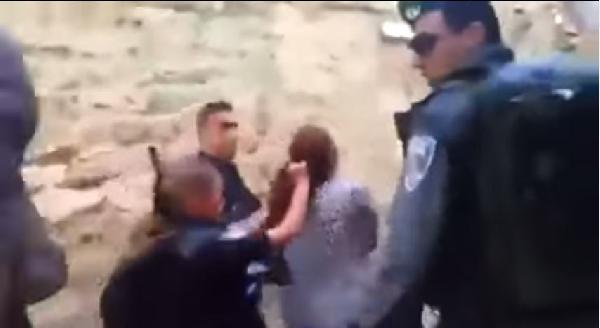 فيديو| الصهاينة ينزعون حجاب فلسطينية بالأقصي