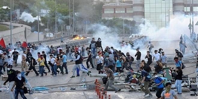 فيديو| اشتباكات مستمرة بين الأكراد والشرطة التركية