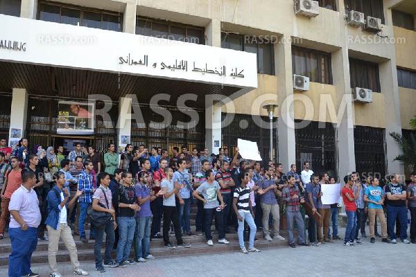 طلاب ” التخطيط العمرانى” بالقاهرة يحتجون للإفراج عن زملائهم