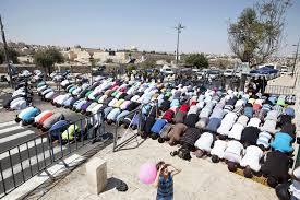 أزقة القدس تعج بالمصلين بعد منع صهيوني للرجال تحت 50 عامًا