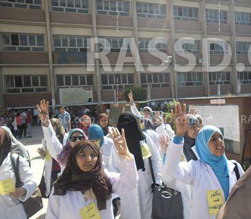 بالفيديو ..”دكاترة ضد الانقلاب” تطوف جامعة أسيوط