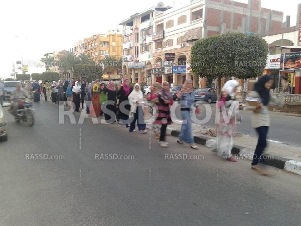 قطار بشري  ووقفة أمام قسم شرطة بدمياط رفضا للانقلاب