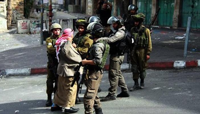 بالفيديو.. مسن يواجه جيش الاحتلال والبرغوثي: أشجع من كل الجيوش العربية