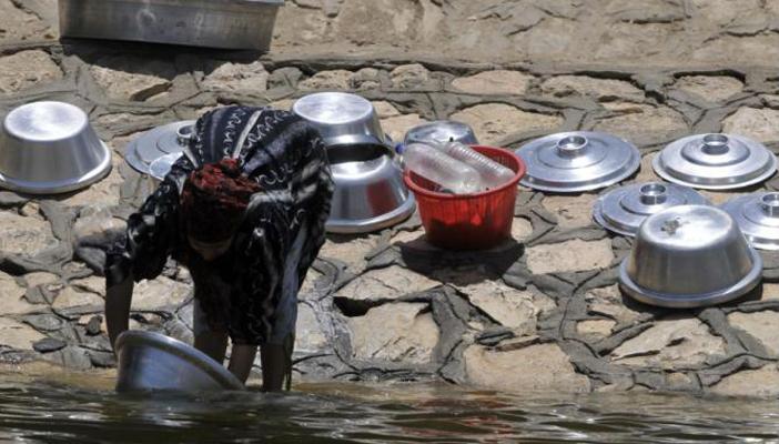 يضطرون للغسيل في مياه الترع.. قرى شبين الكوم تطالب بالصرف الصحي