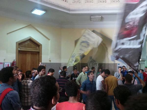 وقفة لطلاب جامعة عين شمس فى أول أيام العام الدراسي