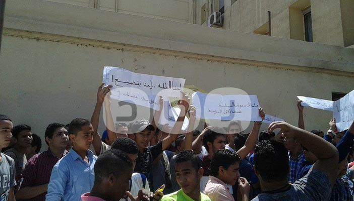 طلاب الثانوية يتظاهرون.. ويهددون بالإضراب احتجاجًا على “درجات الحضور”