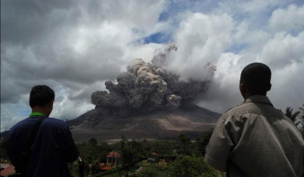 بركان “سينابونج” بأندونيسيا يشل الحياة في القرى القريبة