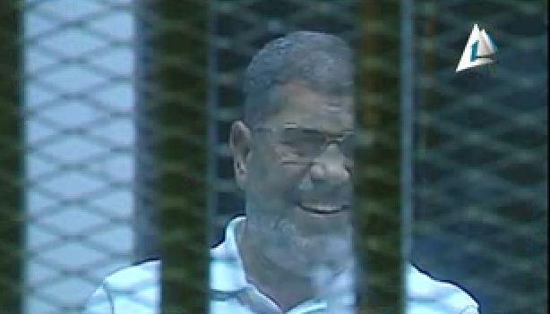 فيديو| لحظة ضحك مرسي على مرافعة النيابة اليوم