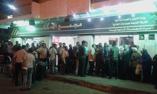 بالصور.. احتشاد المواطنين أمام مجمع “الفلكي” لشراء كيلو سكر بـ 5 جنيه