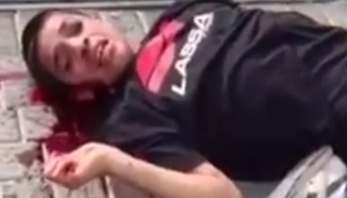 بالفيديو.. مستوطنون يهاجمون فلسطينيا مصابا وشرطة الاحتلال تمنع إنقاذه