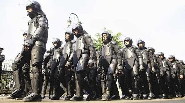 اقتحام قرية بالمنصورة واعتقال 10 بينهم سيدتان