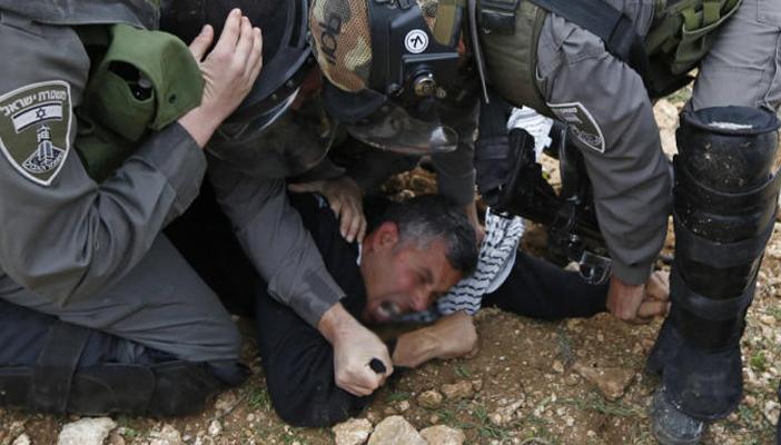 بعد زيادة حوادث الطعن.. مستوطن صهيوني يطعن آخر ظنًّا منه أنه فلسطيني