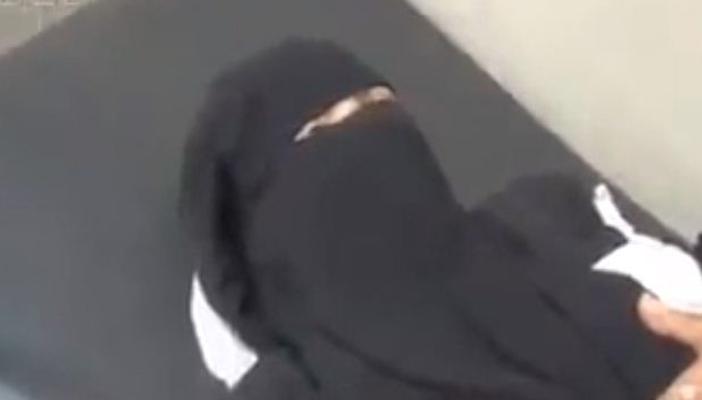 بالفيديو.. أولياء أمر طالبة يسحلون معلمة بسبب توبيخها نجلتهم