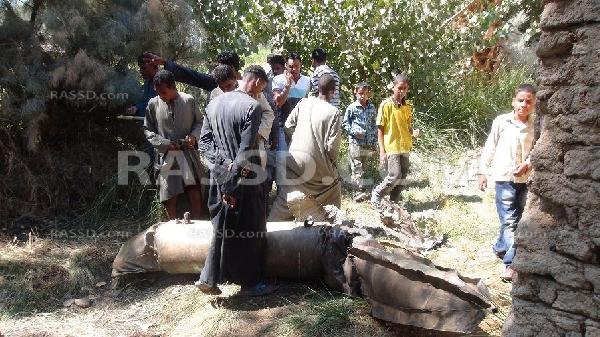 صور..انتشال الطائرة الحربية المتحطمة بالأقصر