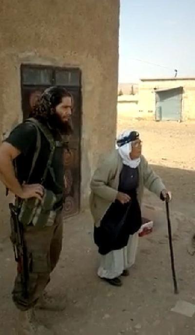 فيديو..حوار بين داعشيين وعجوز كردية هرب اولادها خوفا منهم