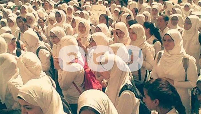 بالصور:  اعتصام طالبات مدرسة ثانوية بالمنيا  اعتراضًا على درجات الحضور