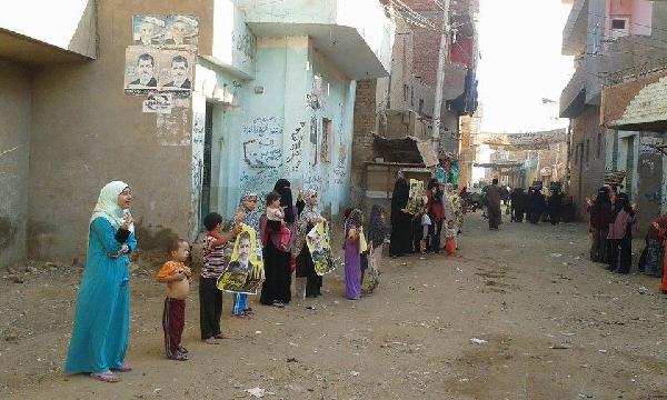 سلاسل بشرية لنساء ضد الانقلاب بسنوفر بالفيوم