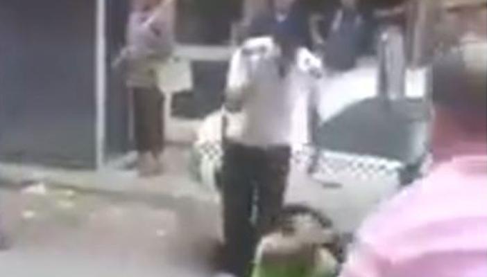 بالفيديو.. ضابط وأمين يعتديان على سائق توك توك ويصادرانه رغم توسلاته